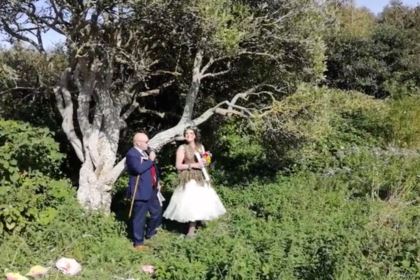 <br />
Женщина вышла замуж за дерево и собралась взять его фамилию<br />
