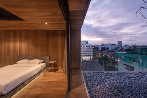 Архитекторы превратили пустую крышу в роскошные апартаменты в центре Бангкока (16 фото)