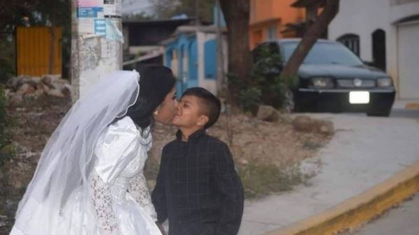 Женщина вышла замуж за мальчика: фотографии свадьбы повергли в шок весь мир