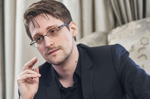 Как сейчас живет Эдвард Сноуден в России? Спойлер: он тайно женился и обожает метро!