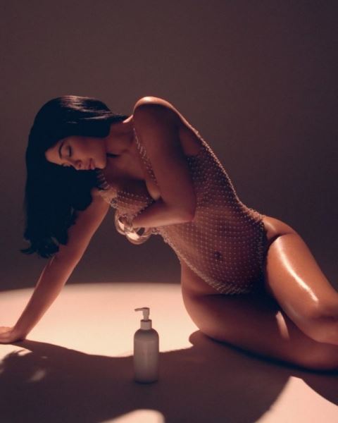 Вдохновились съемкой для Playboy: собрали самые «голые» фотографии Кайли Дженнер